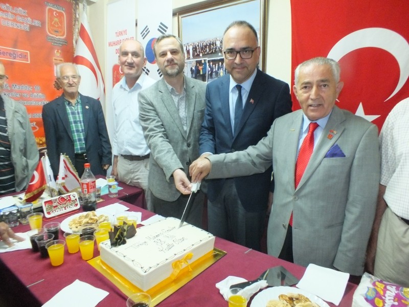 Yavuz Serbes’ten gazilerimize anlamlı jest GAZİLER GÜNLERİNİ PASTA İLE KUTLADI