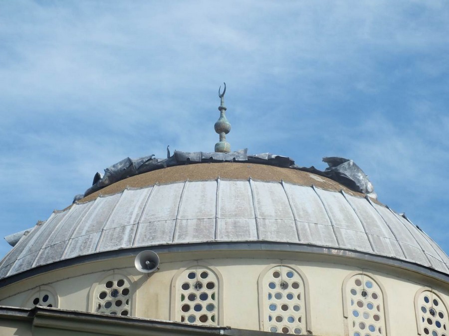 Geçtiğimiz hafta sonu gerçekleşen fırtına Merkez Camiyi de vurdu  CAMİ KUBBESİNİN KURŞUNLARI ZARAR GÖRDÜ
