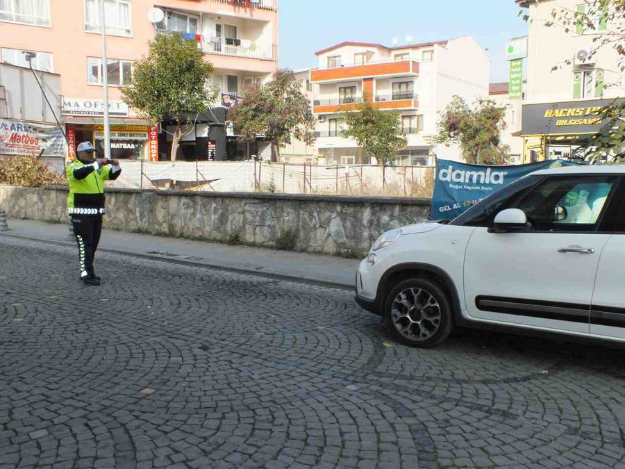 Albay Burak Caddesi’nde hatalı park eden sürücülere ceza yağdı