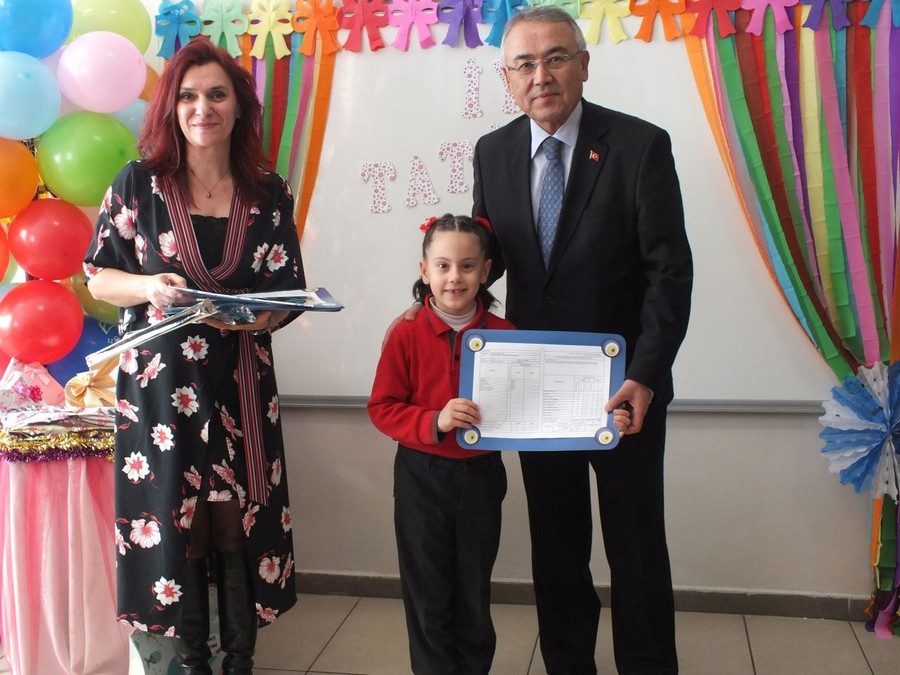 Öğrenciler ilk yarıyıl tatiline başladı  MİNİKLERİN İLK KARNE SEVİNCİ