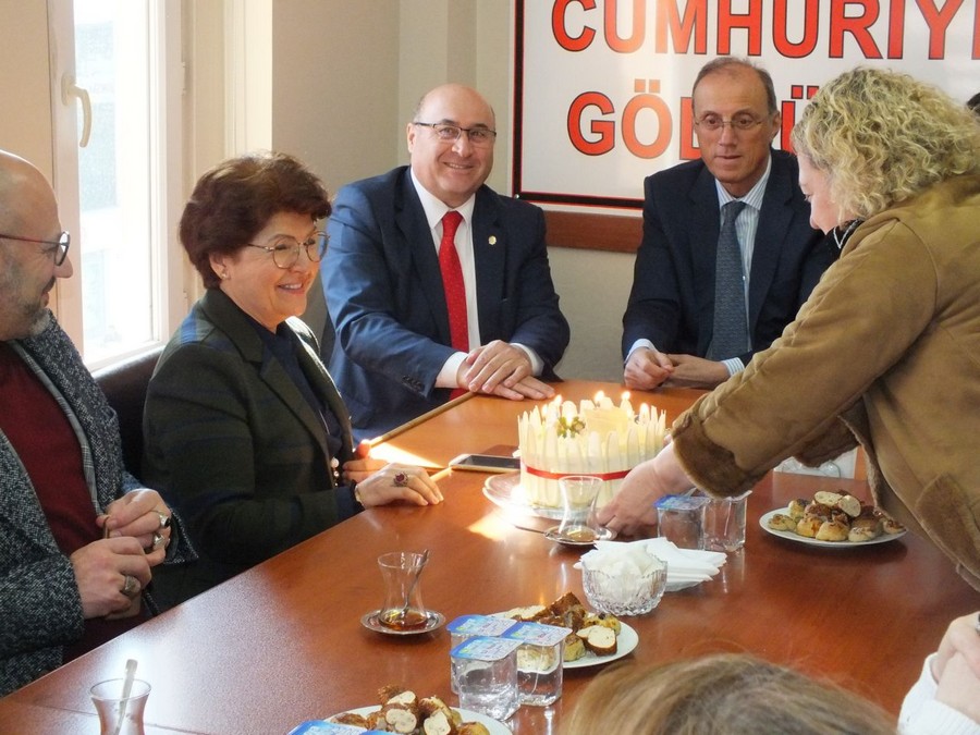 CHP Gölcük İlçe Kadın Kolları Başkanı Türkan Çimen’e  SÜRPRİZ DOĞUM GÜNÜ KUTLAMASI