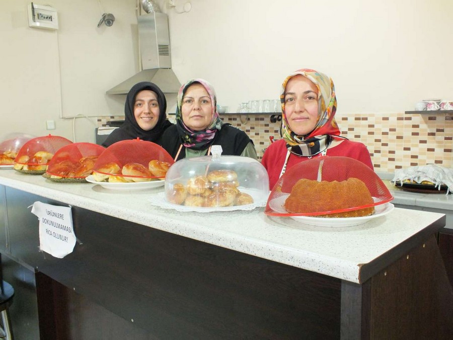 Sanat Cafe’ye Gölcüklü bayanlardan yoğun ilgi