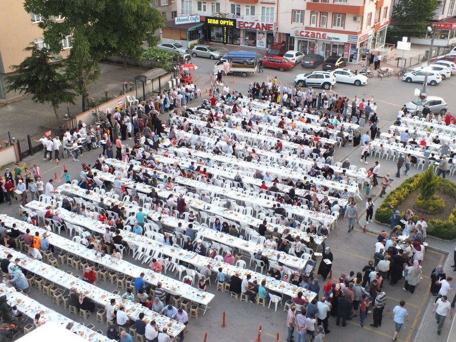 Özel Aile Konak Hastanesi geleneksel sokak iftarında   BİNLERİ AĞIRLADI 