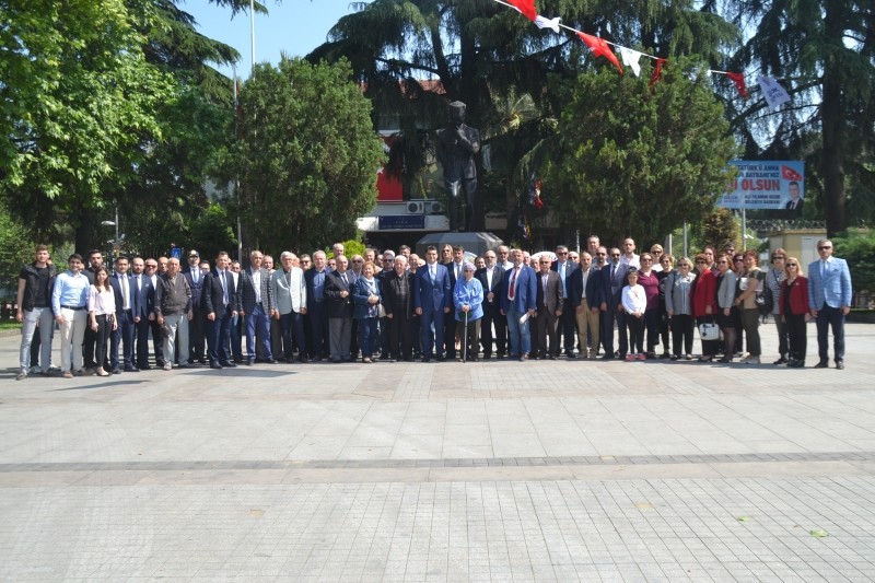 CHP Gölcük İlçe Örgütü 19 Mayıs’ı Anıtpark’ta kutladı