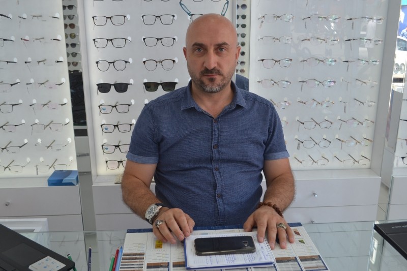 Şirin Optik Sahibi Faruk Gür,  ‘’GÖZLERİ SIK OVALAMAK GÖZ HASTALIKLARINA DAVETİYE ÇIKARIYOR’’