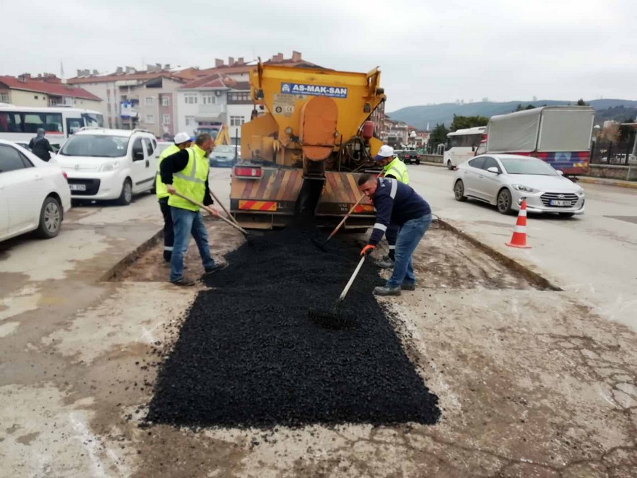 Büyükşehir kendi ürettiği asfaltı kullanıyor