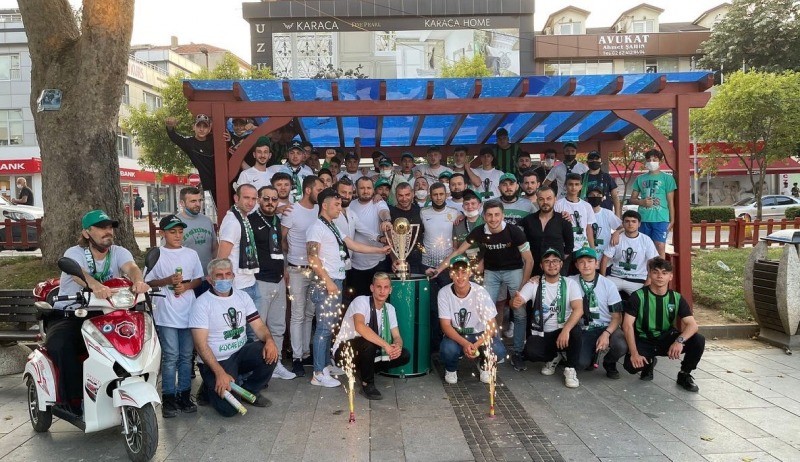 Kocaelispor’un Şampiyonluk Kupası Gölcük’e geldi ANITPARK’TA AŞKIN RENGİ YEŞİL SİYAH OLDU