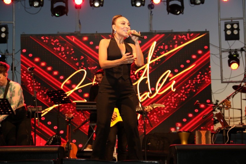 Büyükşehir’in yaz konserinde Ziynet Sali, Karamürsel’in kurtuluş gününe coşku kattı