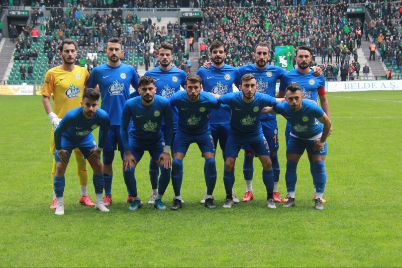 Derincespor’lu futbolcular Gölcük’te çalışıyor