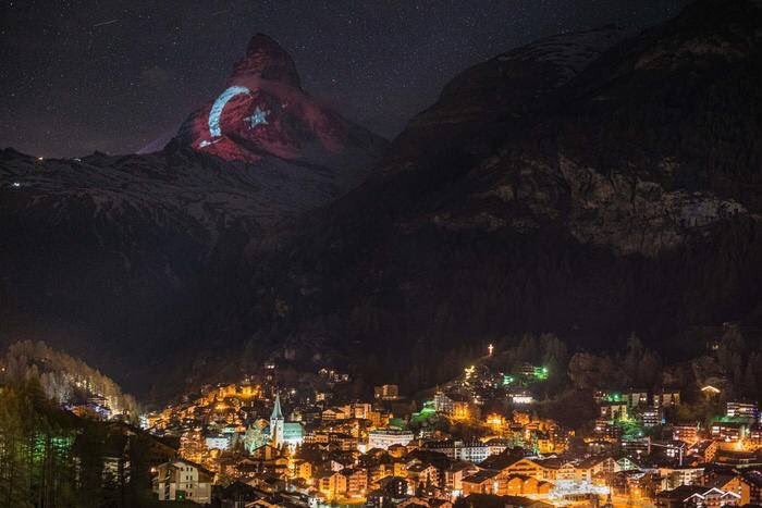 Matterhorn Dağı’na Türk Bayrağı yansıtıldı SEZER, ‘ÜLKEMLE GURUR DUYUYORUM’