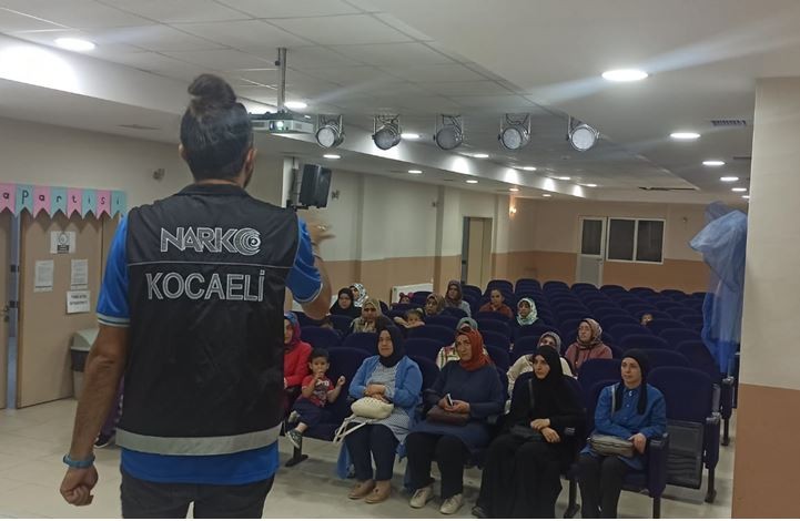 Gölcük’te 48 Anneye daha eğitim verildi UYUŞTURUCUYLA MÜCADELEYE DEVAM