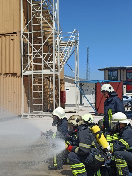 Büyükşehir İtfaiyesinden acil durum ekiplerine uygulamalı eğitim