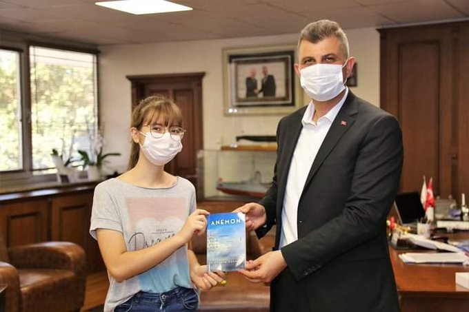 Genç Yazar Elif Tuna Gökmen yeni kitabını Başkan Sezer’e tanıttı ‘BU ÜLKENİN GELECEĞİ SİZLERSİNİZ’