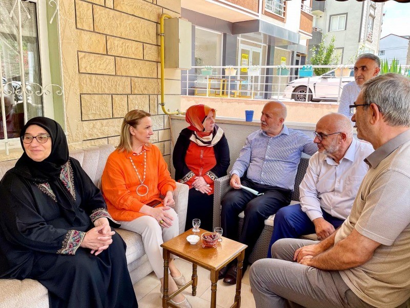 Milletvekili Zeybek Başiskele’de temaslarda bulundu