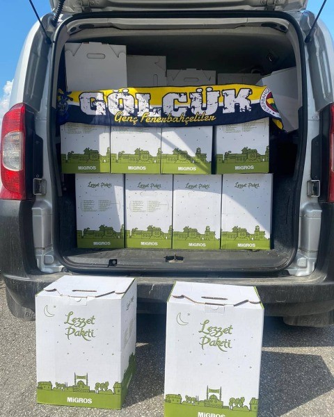 Gölcük Genç Fenerbahçeliler yine farkını gösterdi İHTİYAÇ SAHİPLERİNİN YÜZÜNÜ GÜLDÜRDÜLER