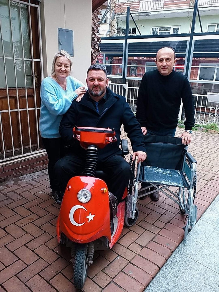 Tekerlekli sandalye ihtiyacı olan vatandaşa Engelliler Derneği Başkanı Hasan Bat’tan destek  TEKERLEKLİ SANDALYEYİ KENDİ TESLİM ETTİ 