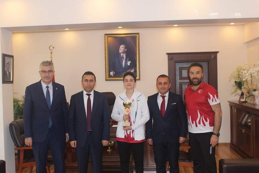 Uluslarası Yıldızlar Taekwondo Şampiyonu Ezgi Yağmur Demir  KAYMAKAM IRMAK’I ZİYARET ETTİ