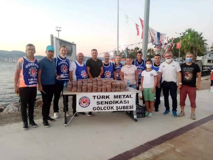 Türk Metal Sendikası Gölcük Şubesi Şehitlerimiz Anısına HELVA DAĞITTI