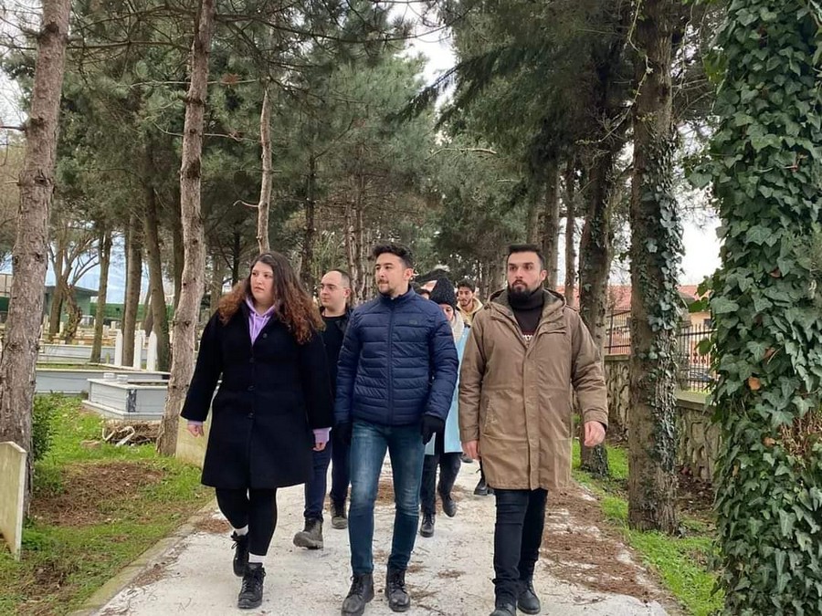 CHP İlçe Gençlik Kolları Tugay Adak’ı vefatının 1. yılında MEZARI BAŞINDA ANDI