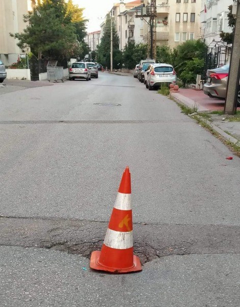 Müfit Saner Caddesi’nde yol çöküyor ÖNLEM ALINMALI