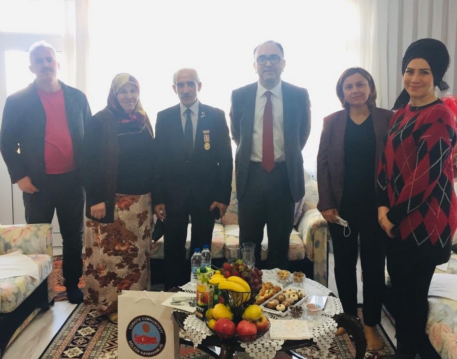Kaymakam Cengiz Karabulut Gazileri evlerinde ziyaret etti DUALARINI ALDI
