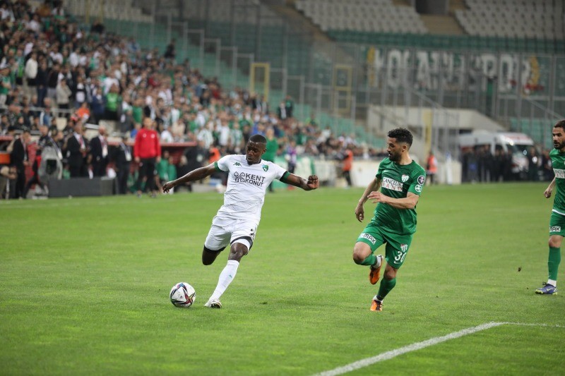 Kocaelispor Bursaspor’a 2-1 mağlup oldu KENDİSİNİ ATEŞE ATTI