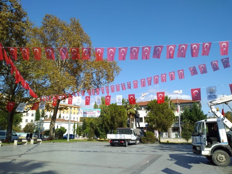 29 Ekim Cumhuriyet Bayramı öncesi GÖLCÜK TÜRK BAYRAKLARI İLE DONATILDI