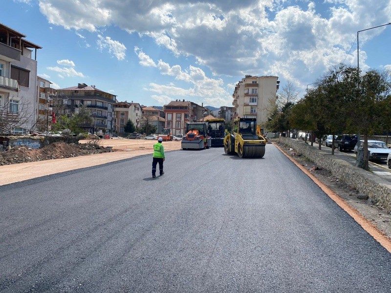 Gölcük Donanma Caddesi’ndeki otopark tamamlanıyor