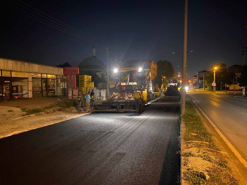 Gölcük Adnan Menderes’te asfalt tamam sıra aydınlatmada