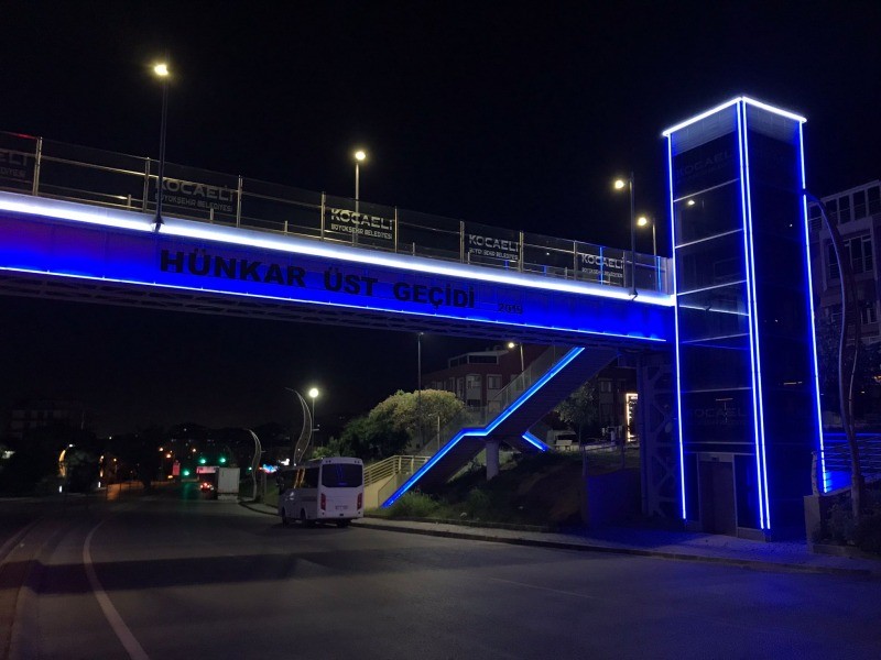 Gebze’nin üst geçitlerine görsel aydınlatma