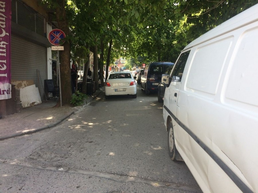 Dar caddelere araç parkları sıkıntı yaratıyor