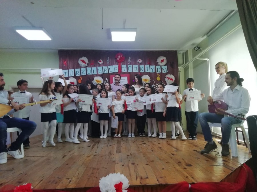 Müfit Saner İlkokulu Türk Halk Müziği Okul Korosu ile büyüklere taş çıkardı