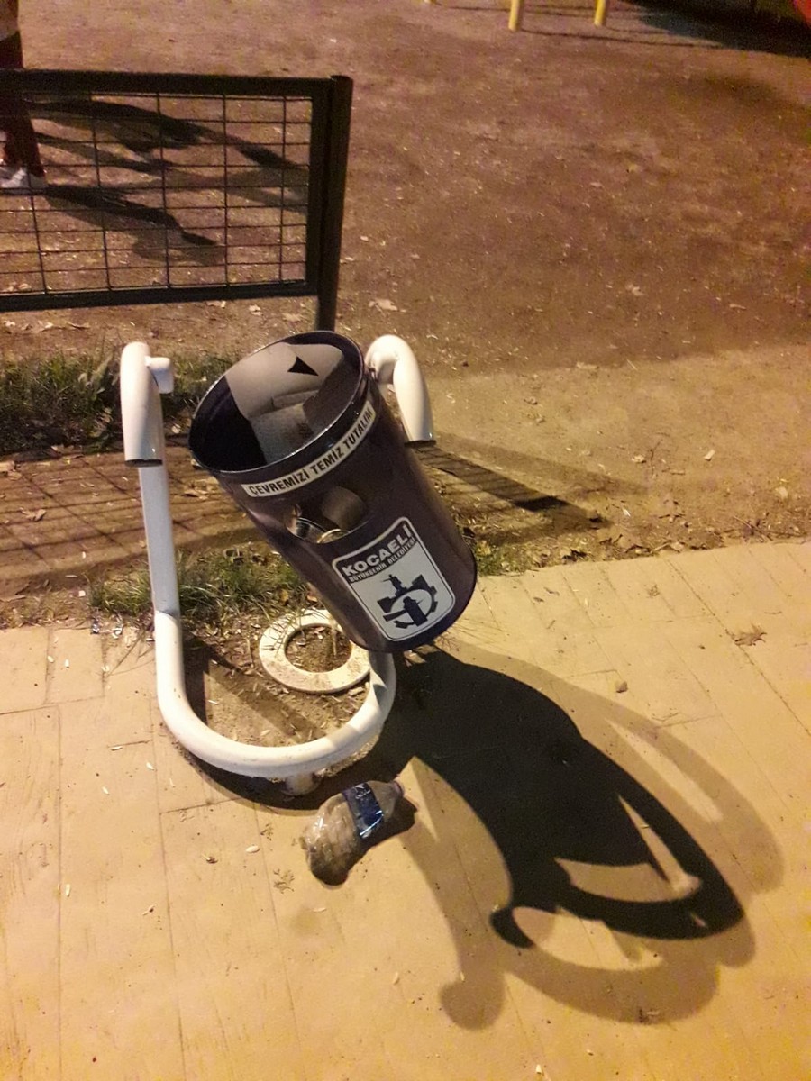 Kavaklı Sahili’ne yeni yapılan konteynırlara zarar verildi