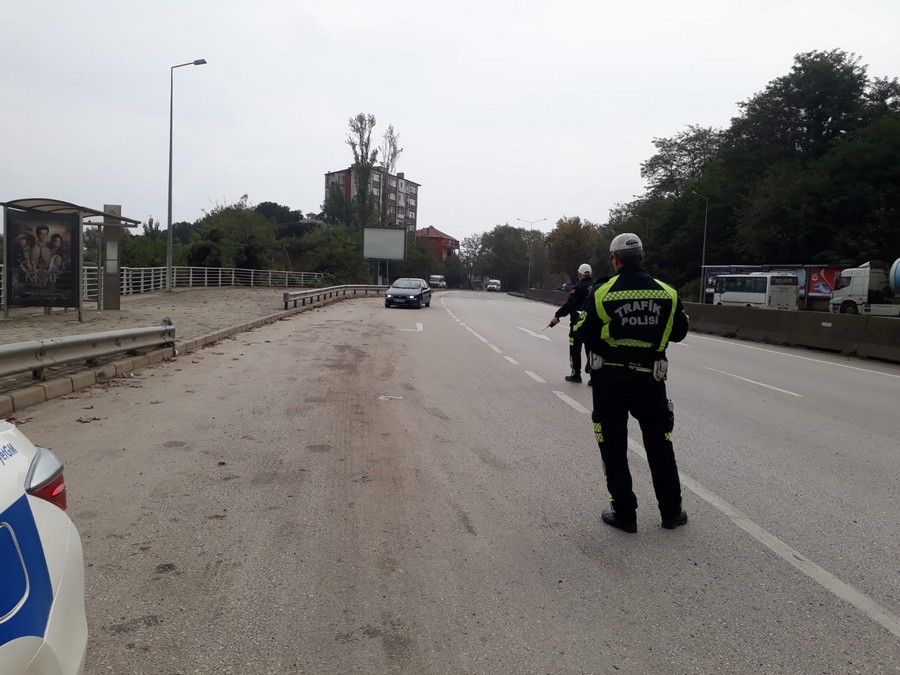 Gölcük Emniyeti sürücülere göz açtırmıyor  6 BİN 766 TL CEZA KESTİLER