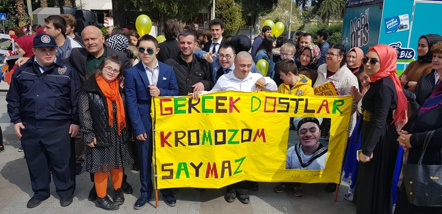 Down Sendromlu bireyler Murat Demirci’yi bağrına bastı