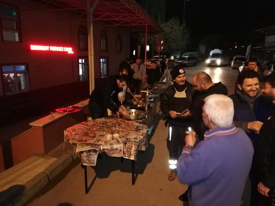 Muhtar Küçükyılmaz Mahalle Sakinlerine lokma dağıttı
