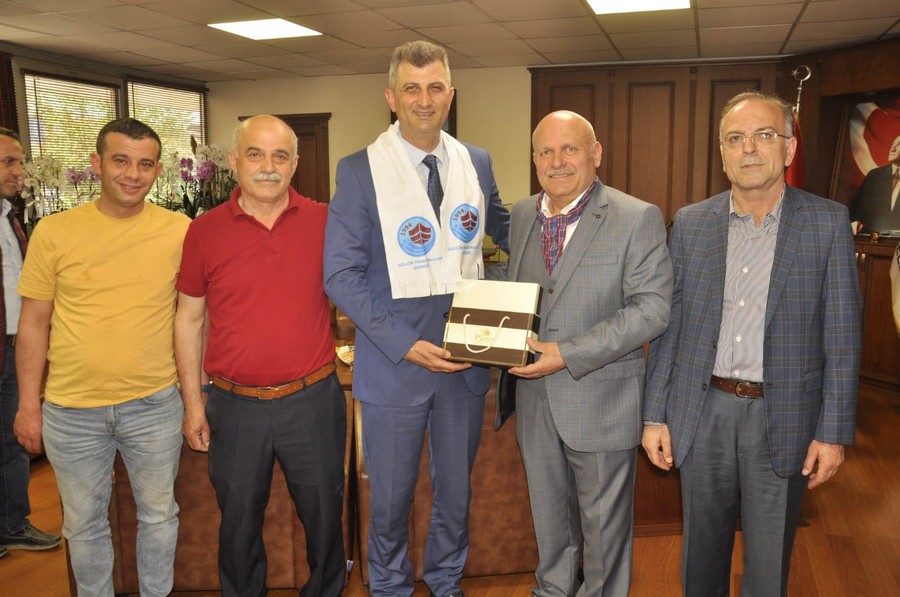 Gölcük Trabzonlular Derneği’nden Sezer’e ziyaret