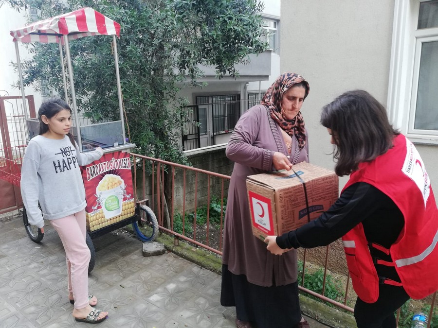 Türk Kızılay’ı Gölcük Şubesi’nden  İHTİYAÇ SAHİPLERİNE YARDIM