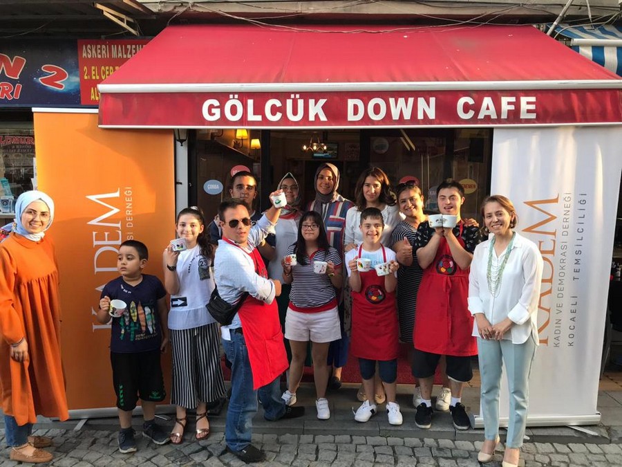 KADEM Yönetimi Gölcük Down Cafe’yi ziyaret etti