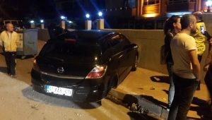 Yolda yarı açık olan rögar kapağı kazaya neden oldu