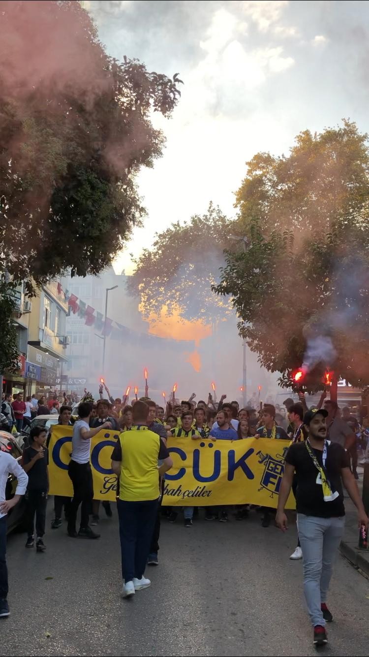 Gölcük Genç Fenerbahçeliler Derbi öncesi kortej düzenledi SARI LACİVERT AŞK