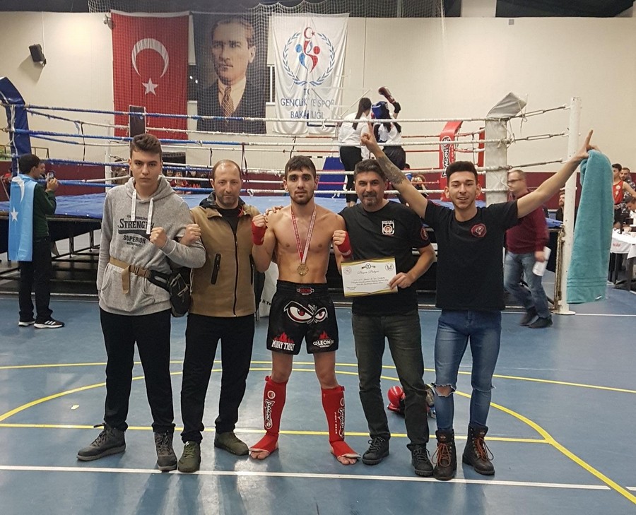 Gölcük’ün gururu Murat Onur Şener, İstanbul Muay Thai Galası’nda  ŞAMPİYON OLDU