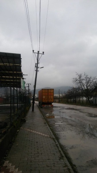 Yol kenarında yamuk duran elektrik direği tehlike arz ediyor
