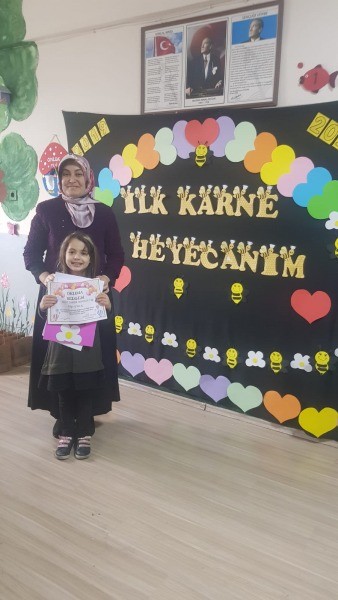 Değirmendere Müfit Saner İlkokulu’nda öğrencilerin ilk karne sevinci  BAŞARILARIYLA GÖZ DOLDURDULAR