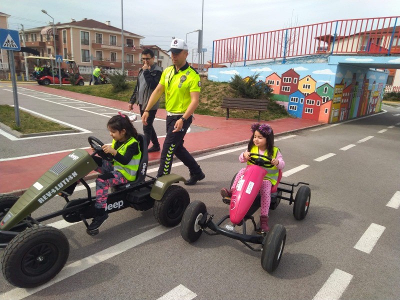 Minik öğrenciler trafik eğitim parkına gezi düzenledi  İLK TRAFİK KURALLARINI ÖĞRENDİLER