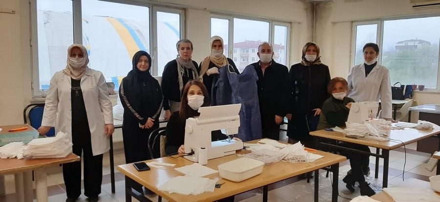Eczacı Başkan evleri dolaşıp maske dağıtıyor