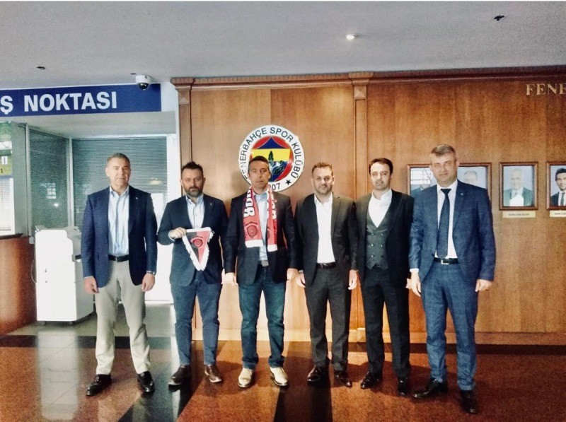 Gölcükspor Başkanı Hüseyin Çardak Fenerbahçe Başkanı Ali Koç ile el sıkıştı İSMAİL YÜKSEK FENERBAHÇE’DE
