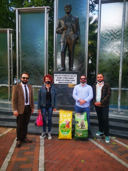 İYİ Parti’li gençlerden takdir edilecek çalışma SOKAKTAKİ CANLARA MAMA DESTEĞİNDE BULUNDULAR