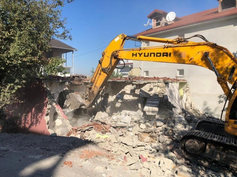GÖLCÜK BELEDİYESİ 3 METRUK BİNAYI DAHA YIKTI