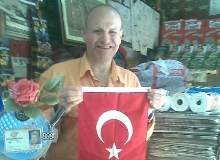 Gölcüklü Esnaf Osman Ay’dan Atatürk tepkisi ‘SEVMİYORSANIZ SAYGI DUYUN’